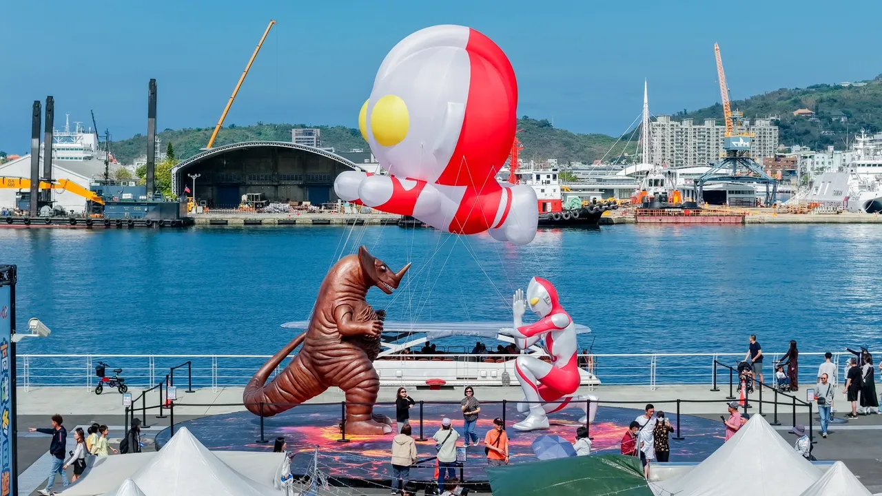 8米Q版氣膜航行愛河灣。翻攝畫面