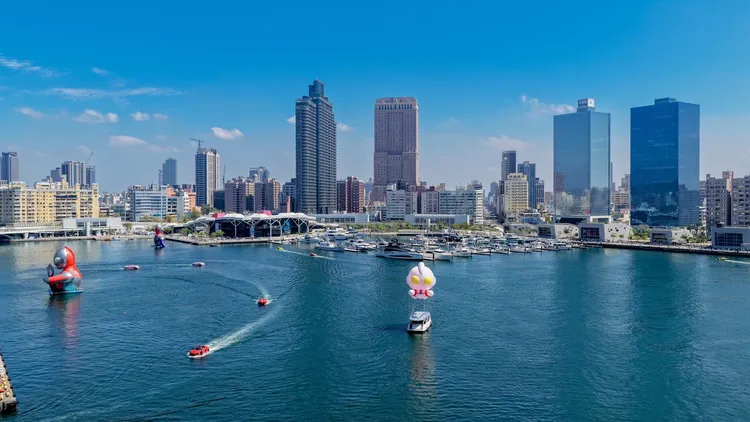 8米Q版氣膜航行愛河灣。翻攝畫面