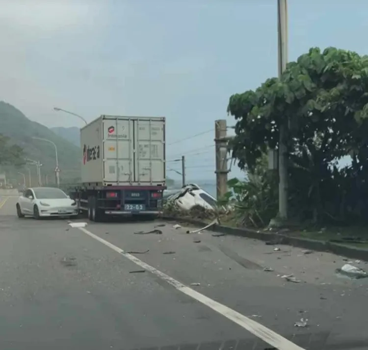 一輛白色休旅車行經台2線118K時遭撞，最終失控卡在軌道旁邊坡。翻攝臉書三鐵情報社