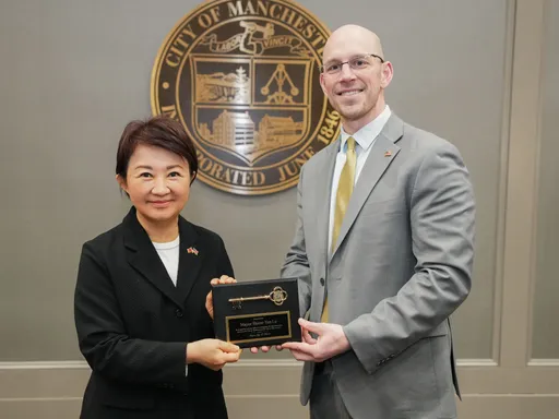 盧秀燕飛抵波士頓即訪姐妹市　曼徹斯特市長贈「市鑰」