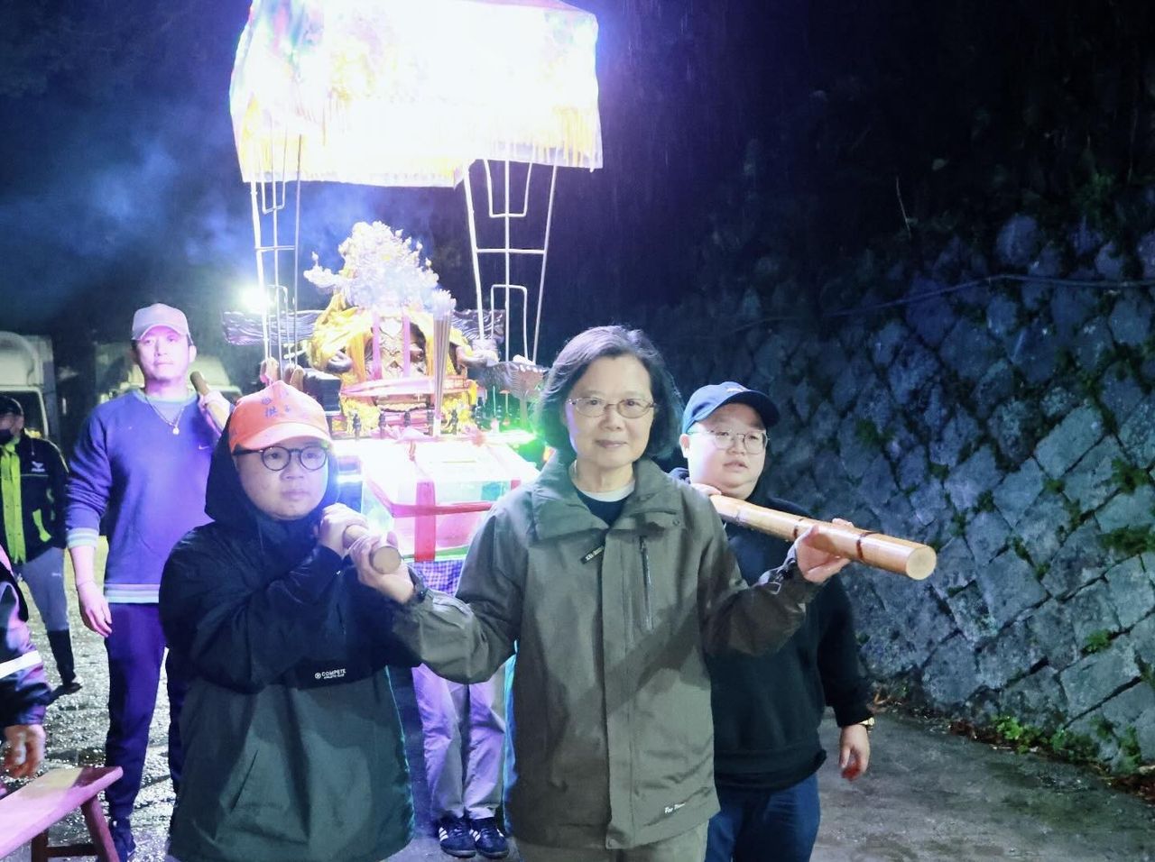 蔡英文PO「元宵扛轎照」 急澄清1句逗樂網友