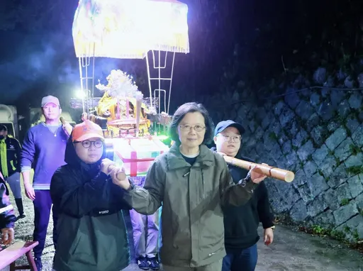 蔡英文PO「元宵扛轎照」　急澄清1句逗樂網友