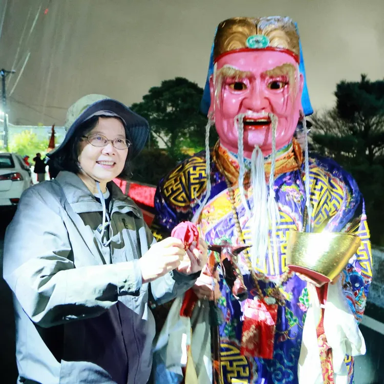 蔡英文驚喜現身地方遶境活動。蔡英文Threads