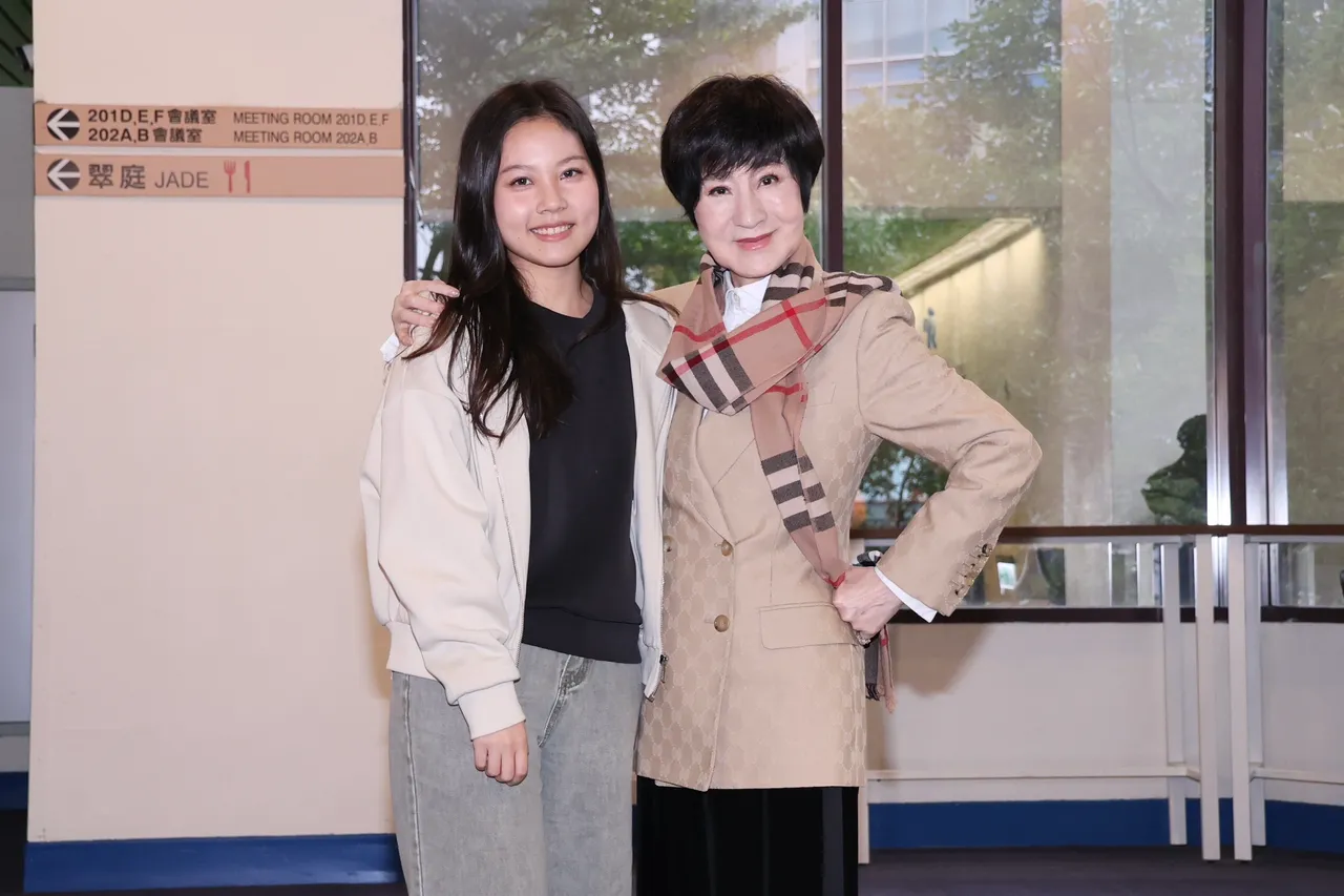 葉青（右）前年出書時，與大孫女Vanessa開心合影。資料照、莊宗達攝影