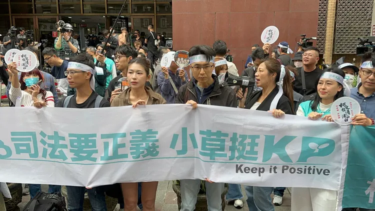 小草出動美女軍團捍衛柯文哲清白。特勤中心攝