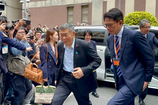 直擊｜柯文哲295萬萬豪車護駕！黃國昌左右護法開道　老神在在進北院受審判