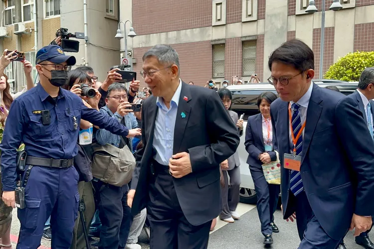 黃國昌全程陪在柯文哲身邊。特勤中心攝