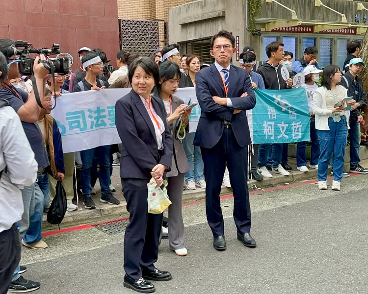 柯文哲抵達北院前，黃國昌已在門口等候。特勤中心攝