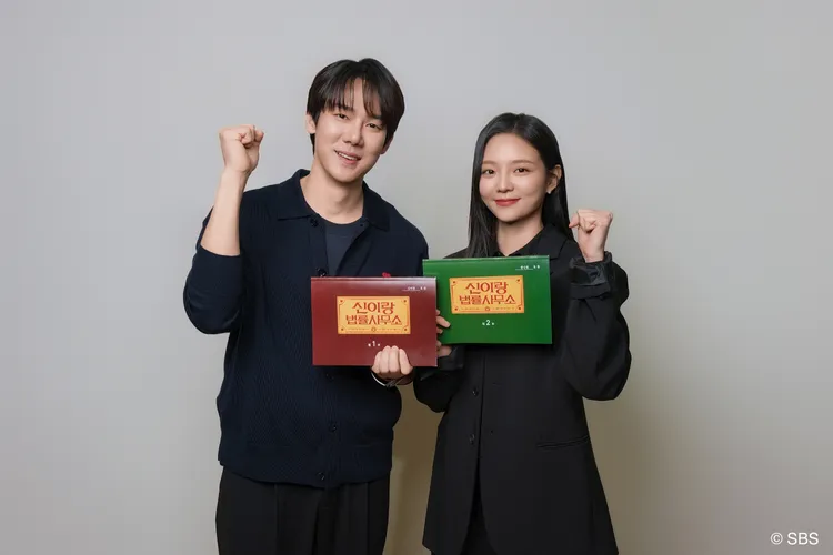 柳演錫（左）、李絮主演《神與律師事務所》。Hami Video提供