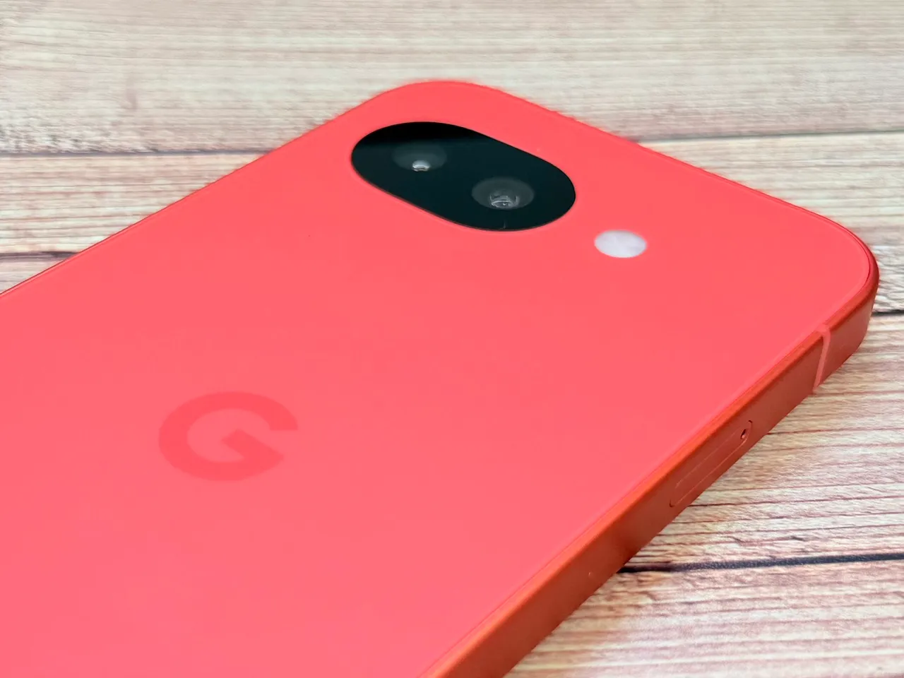 Pixel 10a選用跟9a一樣的平整鏡頭設計，也是10系列家族中唯一一款平整鏡頭。趙筱文攝