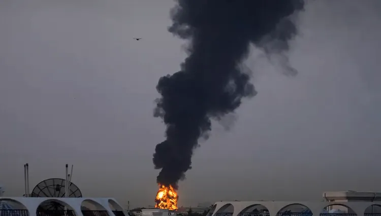 阿拉伯聯合大公國最大的「夏哈氣油田」遭伊朗無人機攻擊，爆炸起火。翻攝X@TRTWorld