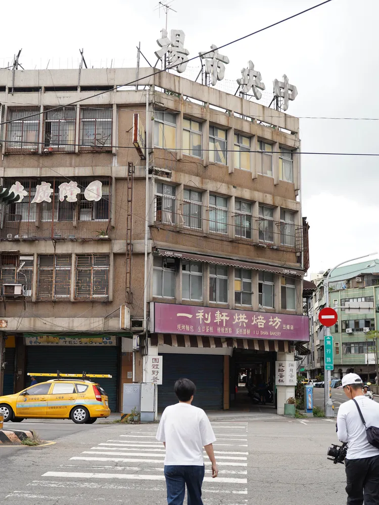 楊双子走入臺中市中央公有零售市場，拆除前的最後巡禮。公視提供