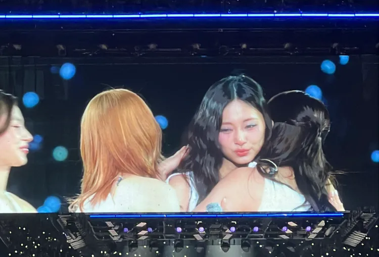 子瑜講完感言，TWICE紛紛上前擁抱。讀者提供