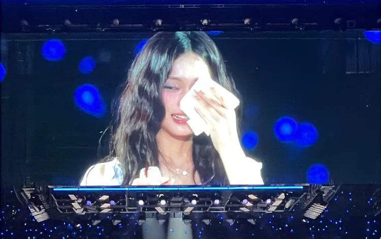 子瑜拿MINA遞的衛生紙拭淚。讀者提供