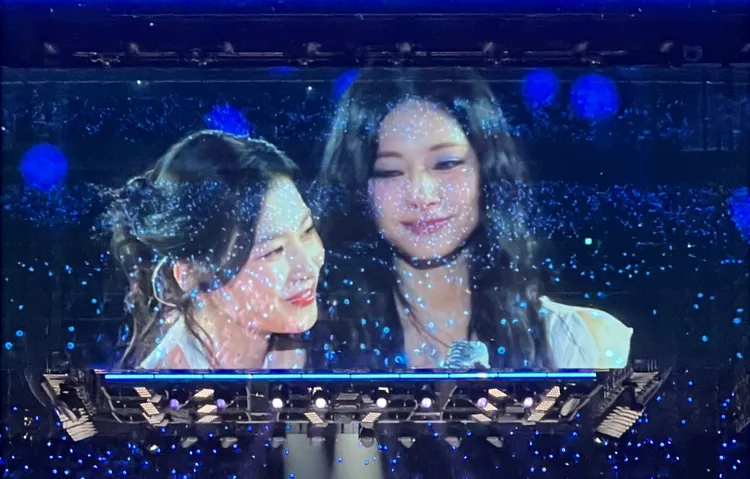 SANA（左）擁抱子瑜安慰。讀者提供