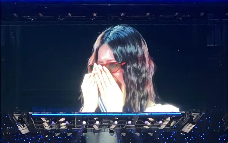 子瑜頭上的墨鏡剛好掉下來遮住淚水。讀者提供