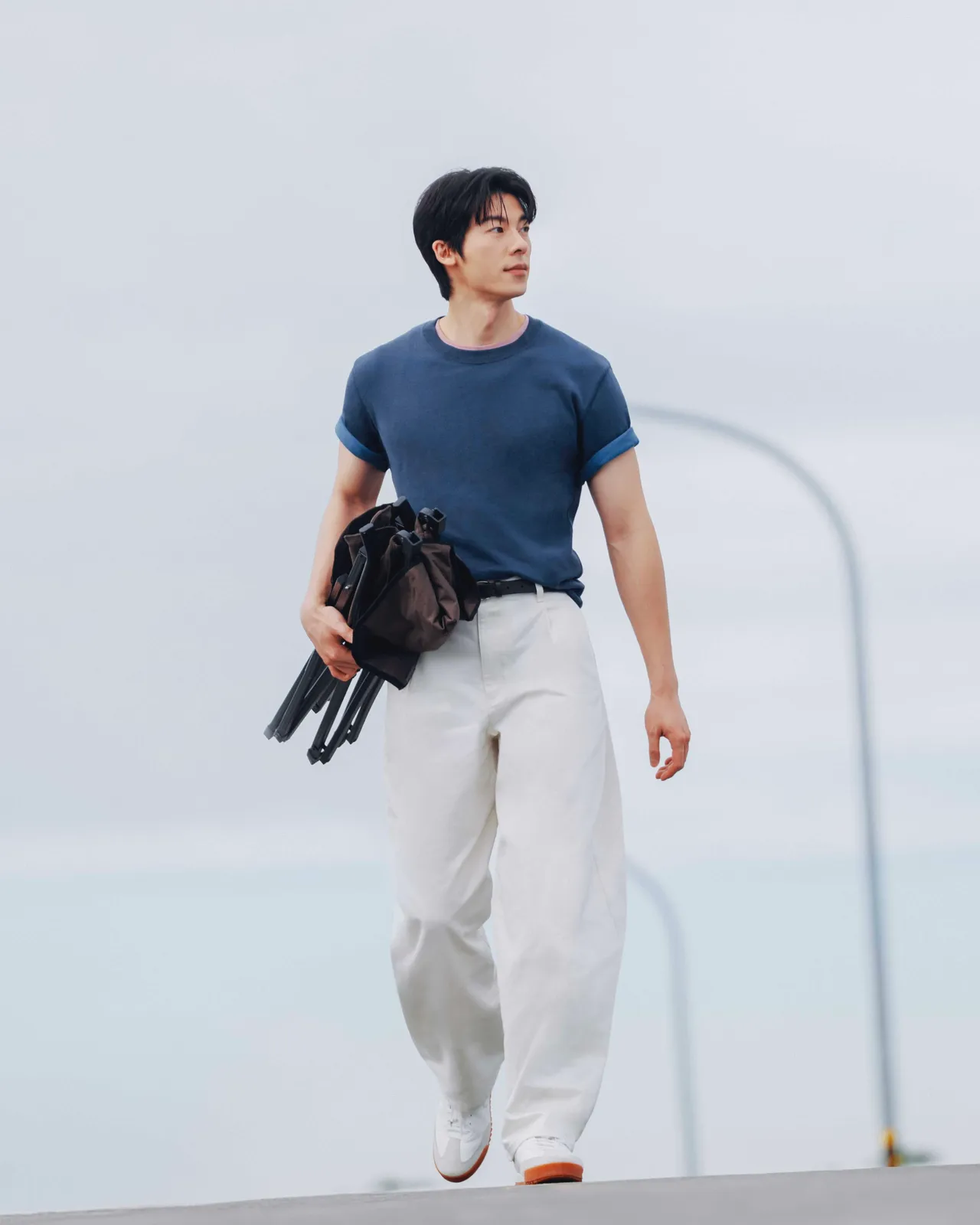 許光漢選穿JW ANDERSON聯名系列的雙色拼接T恤。品牌提供