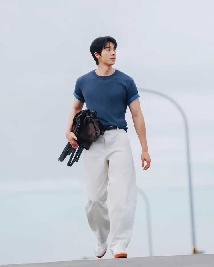 許光漢選穿JW ANDERSON聯名系列的雙色拼接T恤。品牌提供