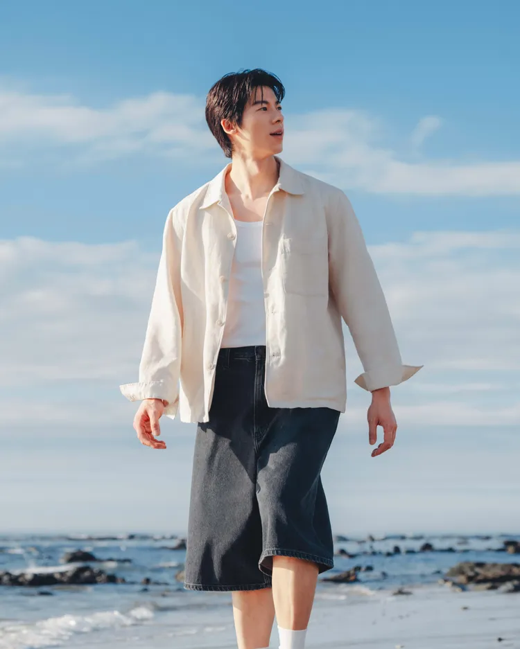 許光漢以羅紋坦克背心、棉麻襯衫式外套搭配寬版Jorts牛子短褲。品牌提供