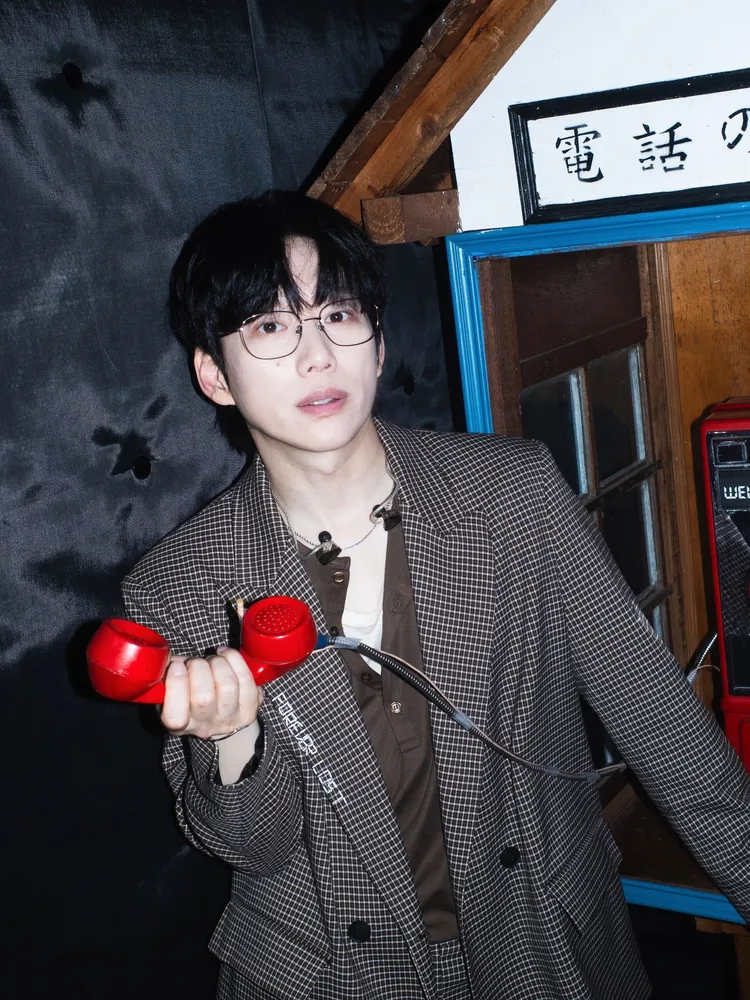 10CM把電話亭搬上舞台。翻攝10CM IG