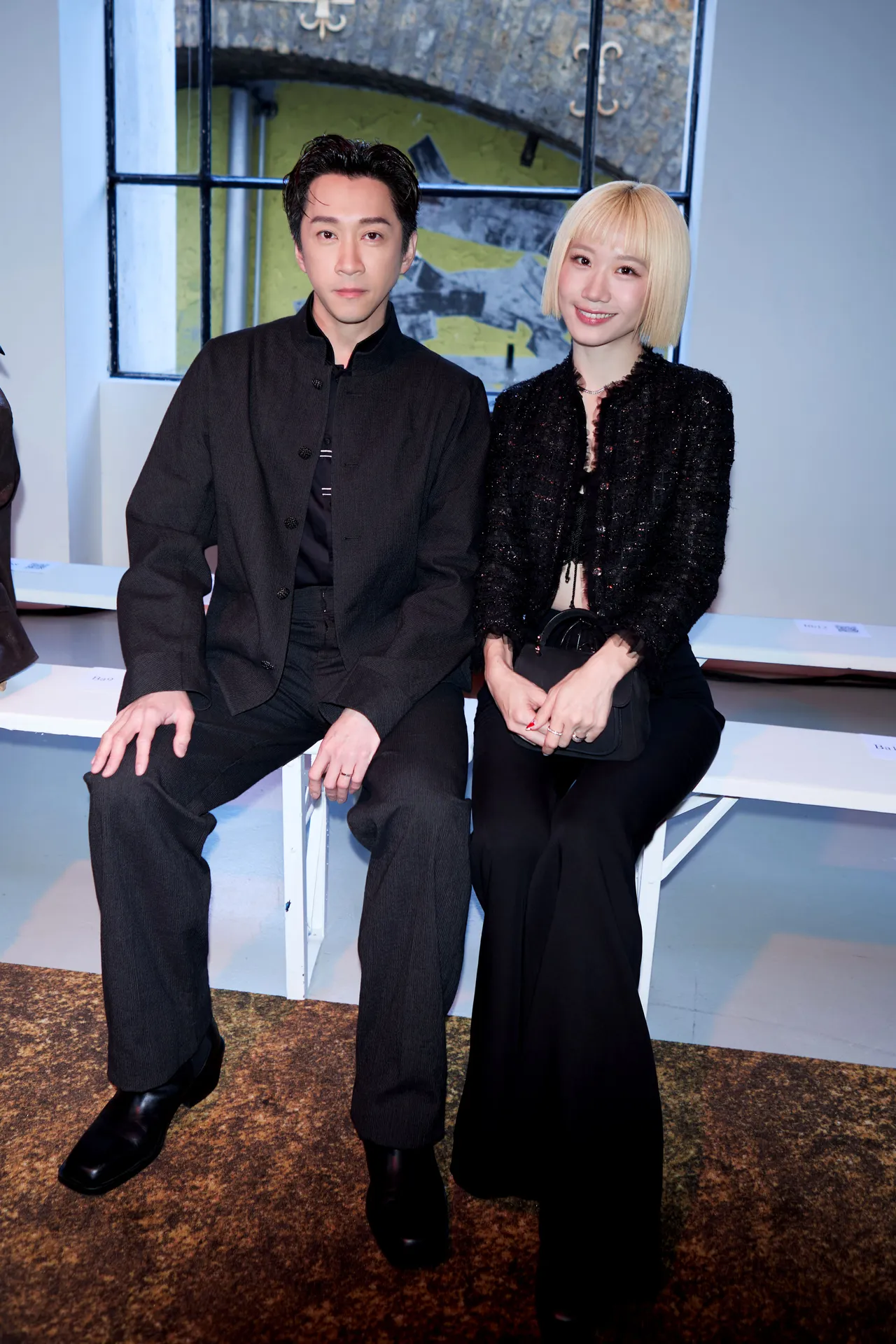 Lulu（右）與陳漢典甜蜜現身夏姿巴黎大秀。品牌提供