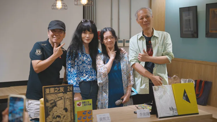 唐綺陽（左二）日前出席「漫畫同好誌的無限宇宙」活動，重燃少女時期的漫畫魂，與《漫畫之友》創辦人黃熙文（左一）、李俊隆（右一）及舊友游素蘭（右二）合影。公視提供