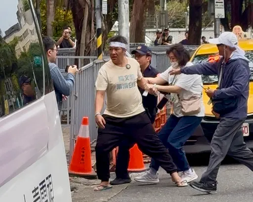 直擊｜上百小草「綁頭戴」北院外聲援柯文哲！上百警拉拒馬維安場面緊張