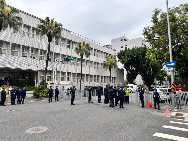 警方拉起拒馬。特勤中心攝