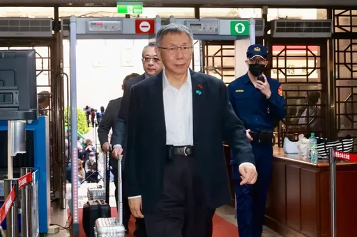 直擊｜上百小草「綁頭戴」北院外聲援柯文哲！上百警拉拒馬維安場面緊張