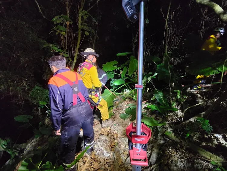 高雄警方在燕巢區車林巷邊坡附近搜尋邱氏父子。翻攝畫面