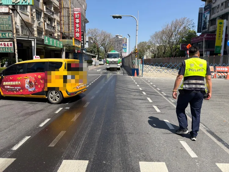 警方初判，騎士超速行駛，遇上大貨車滲漏油漬導致自摔。翻攝畫面