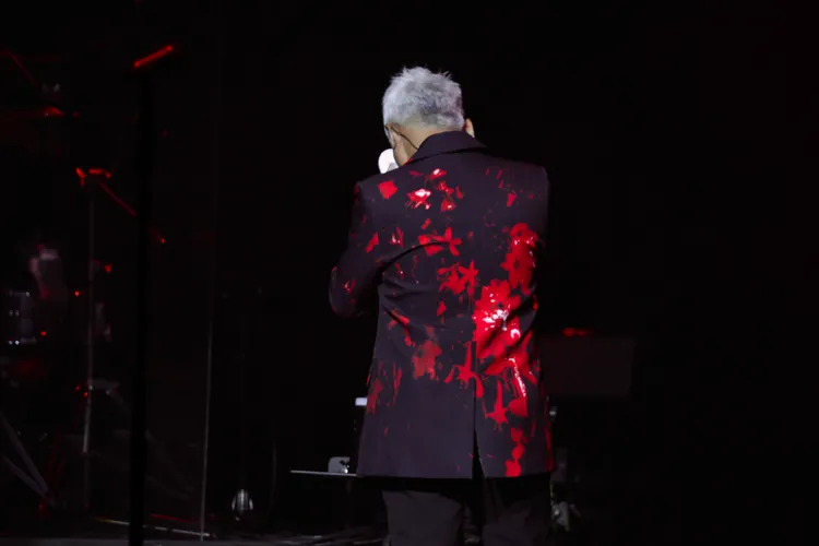 巫啟賢背對歌迷哭泣。彭欣偉攝