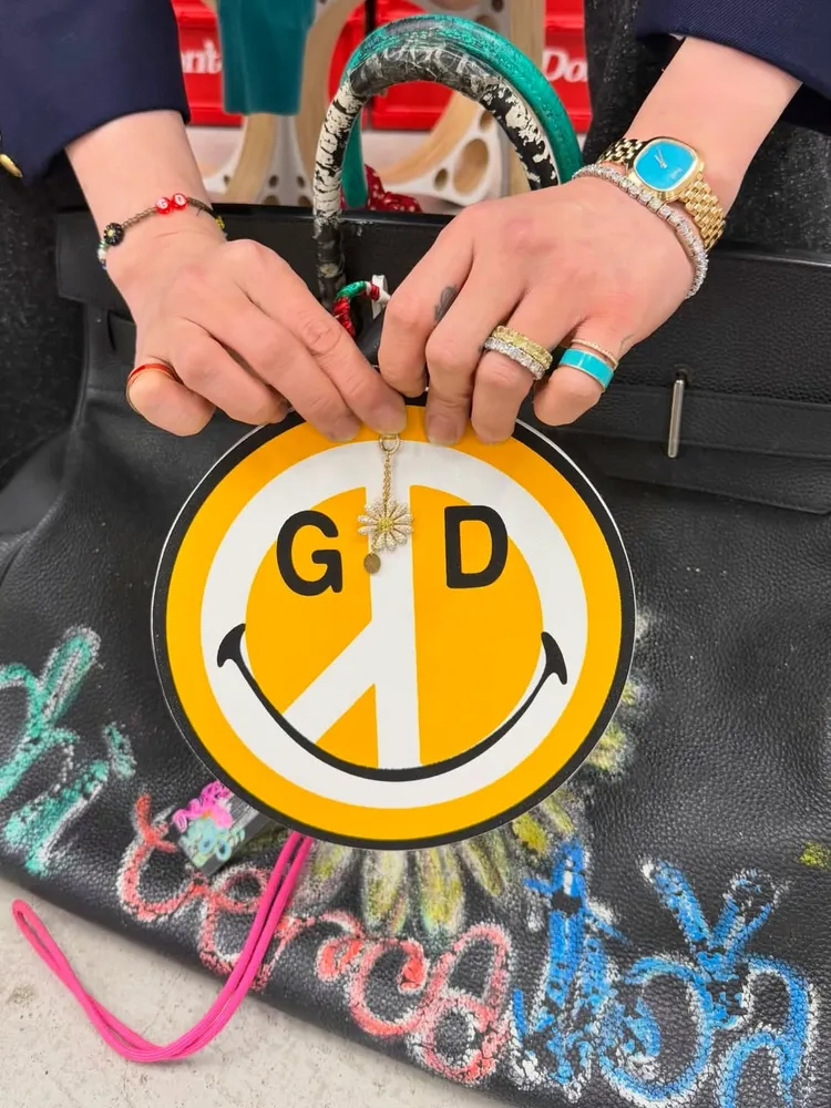 GD戴上PIAGET SIXTIE系列18K玫瑰金土耳其石面盤珠寶腕錶。翻攝IG
