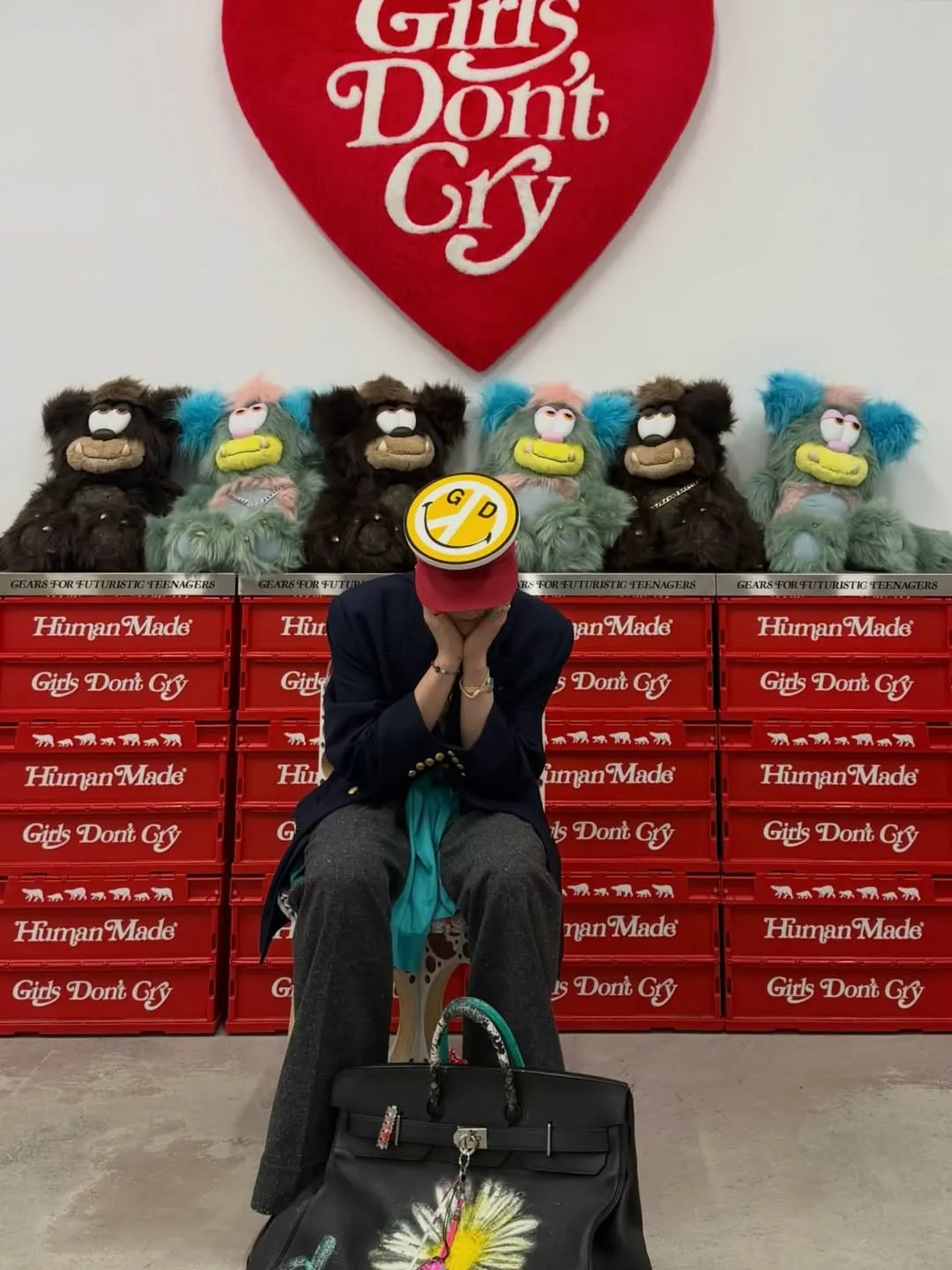 GD近日鍾愛土耳其藍色調，許多時尚單品都可見到此顏色。翻攝IG