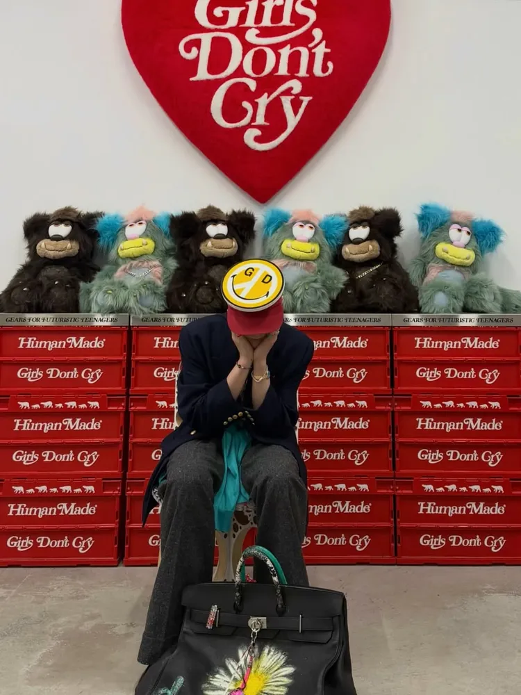 GD近日鍾愛土耳其藍色調，許多時尚單品都可見到此顏色。翻攝IG