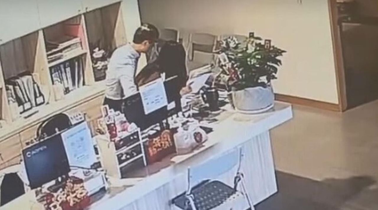 苗栗狼醫強行摟抱女員工畫面瘋傳 商家被改名「性騷亂摸診所」