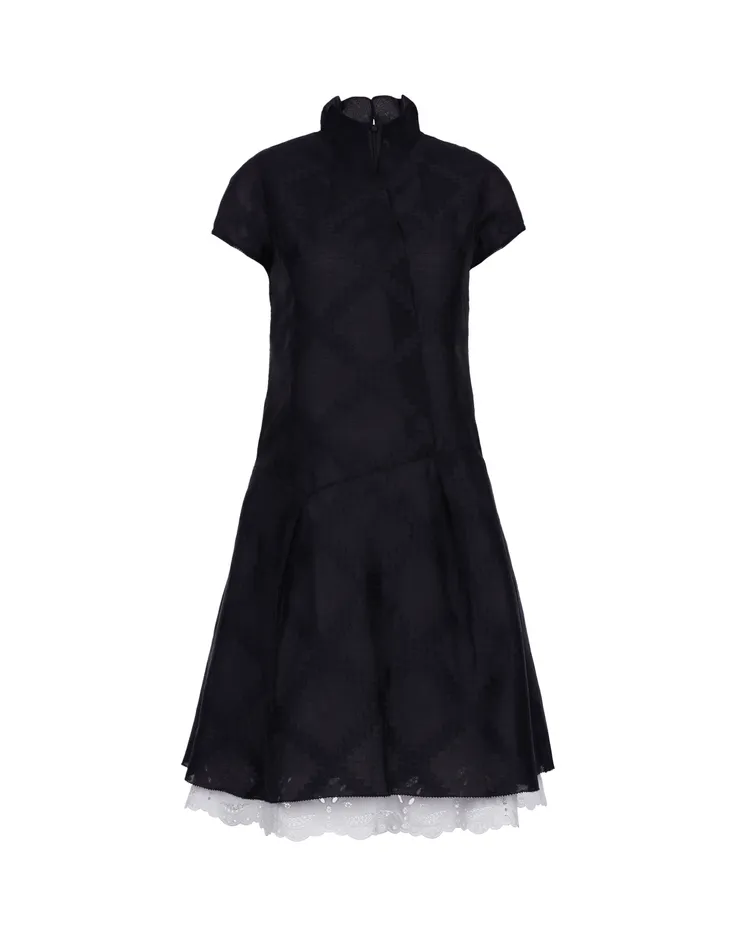 夏姿特賣服裝，原價4萬800元，特價2萬400元。品牌提供