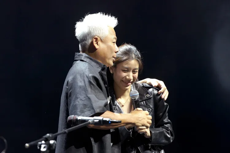 巫啟賢的愛女巫詠歡驚喜現身。卡司娛樂提供