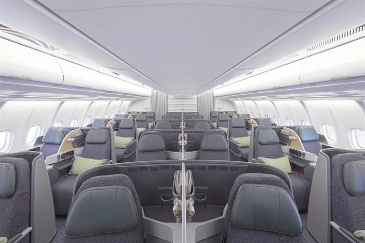 A330-300客機配置桂冠艙及經濟艙，共有309個座位。長榮航空提供