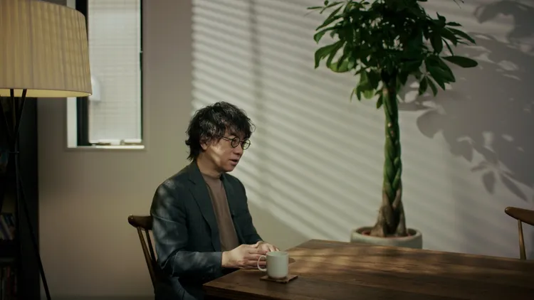 新海誠在導演特別版中重回取景地。車庫娛樂提供