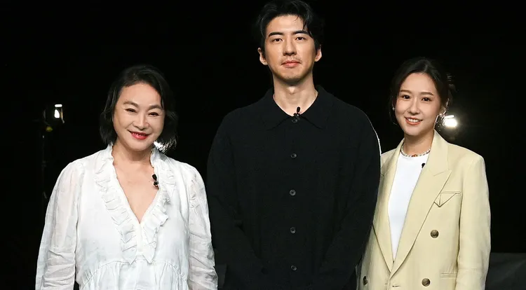 傅孟伯（中）和方志友在《本日公休》演夫妻，左為演媽媽的陸小芬。資料照、台視提供