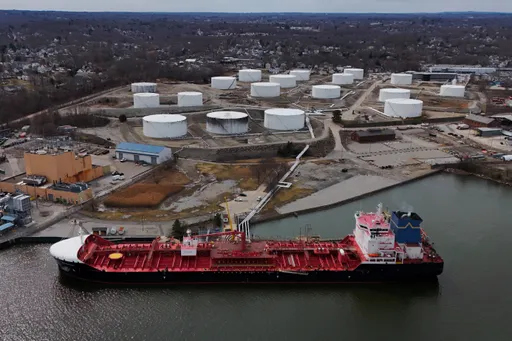 穩油價！美暫鬆綁伊朗石油制裁　釋1.4億桶救市