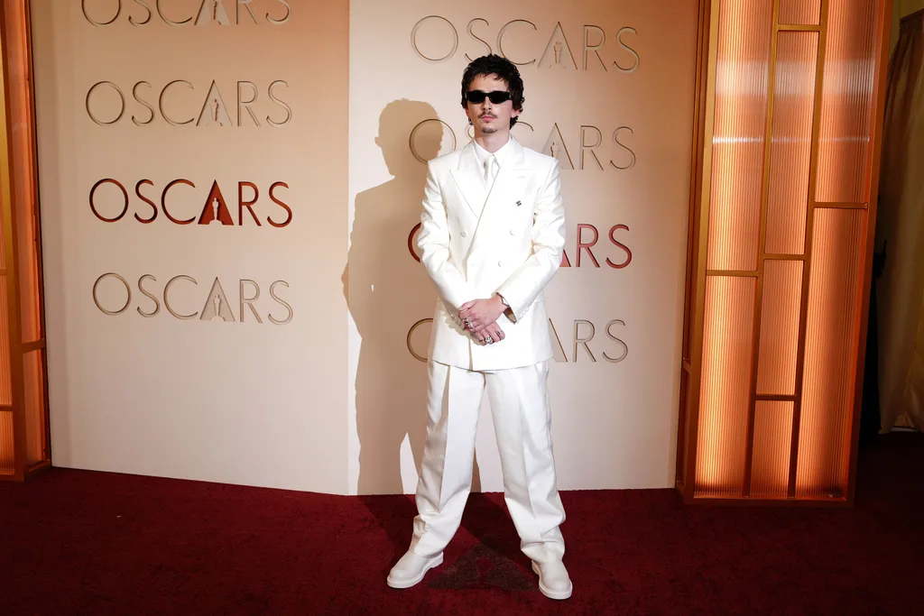 甜茶以全白西裝配上墨鏡。美聯社