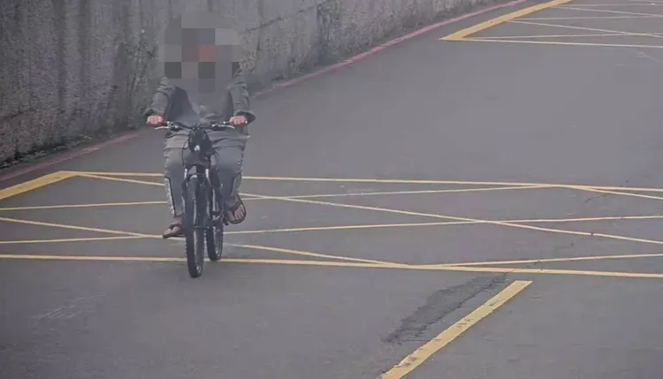 徐男騎乘自行車揚長而去。翻攝畫面
