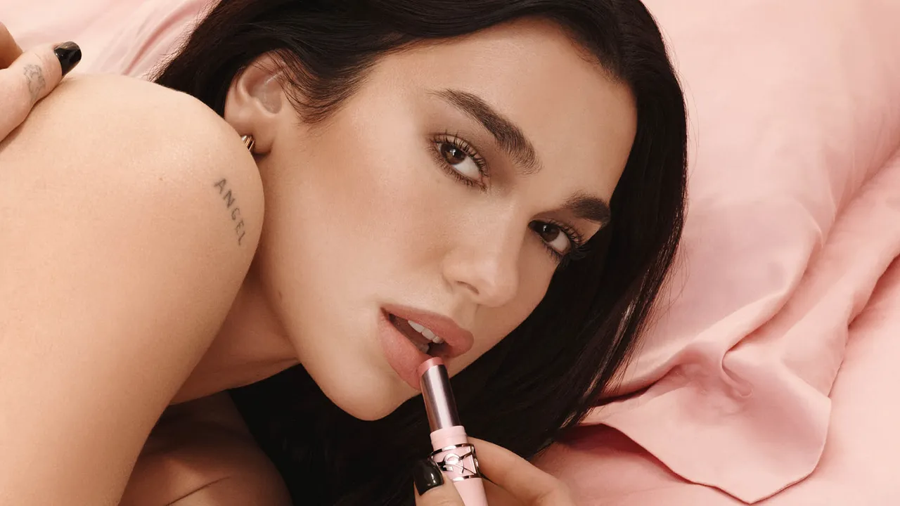 Dua Lipa示範YSL全新推出的情挑裸吻系列唇彩。品牌提供
