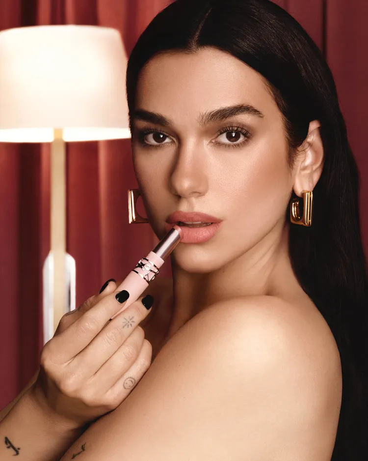 Dua Lipa示範YSL全新推出的情挑裸吻系列唇彩。品牌提供