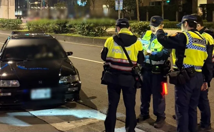 警方進行取締。翻攝畫面