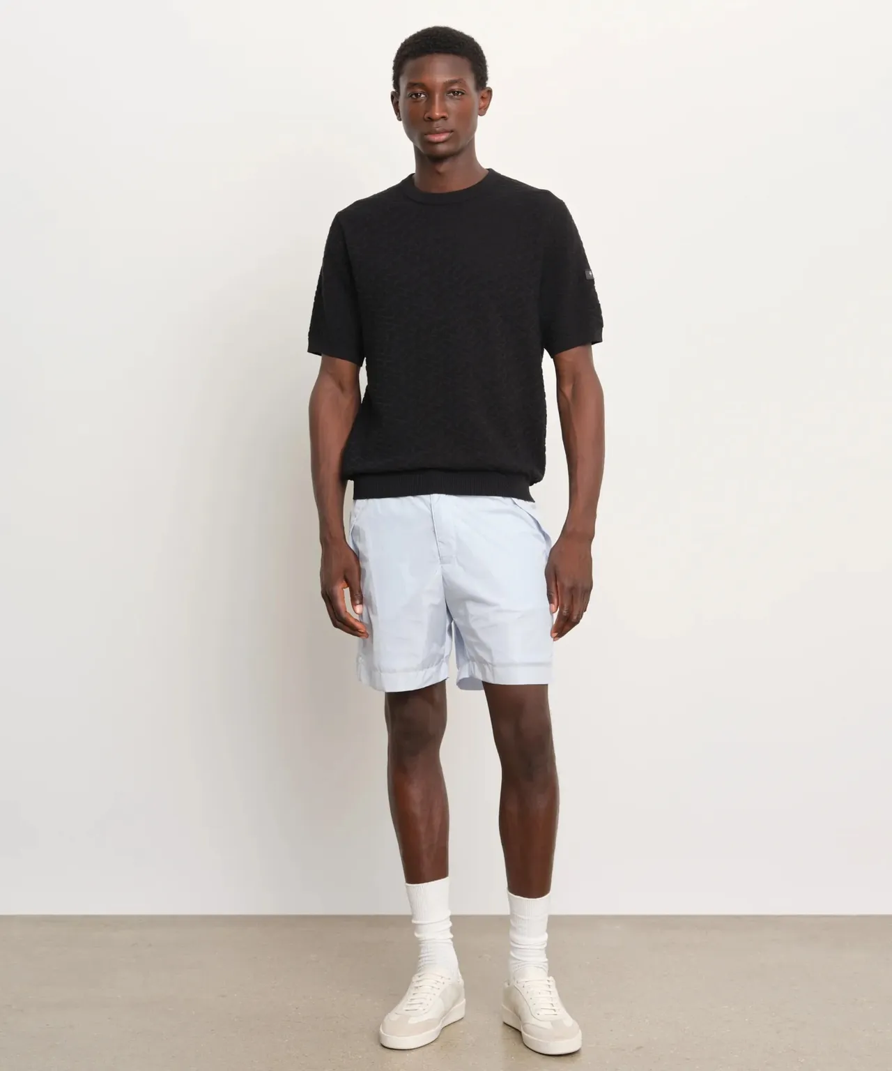 CASTORE緹花針織衫立體圖騰設計增添層次。品牌提供