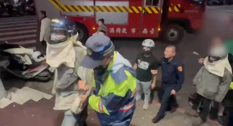 鬧事的林男與拉架不成的兩名友人，通通被帶回警所。民眾提供