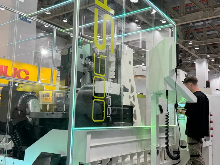 東台精機在TMTS展出的設備。呂承哲攝